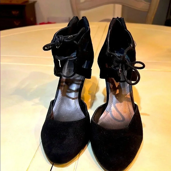BLACK SWEAD TIE HEELS SIZE 8 - Picture 1 of 4